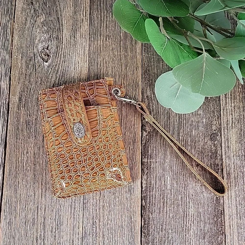 Wallet wristlet with pocket